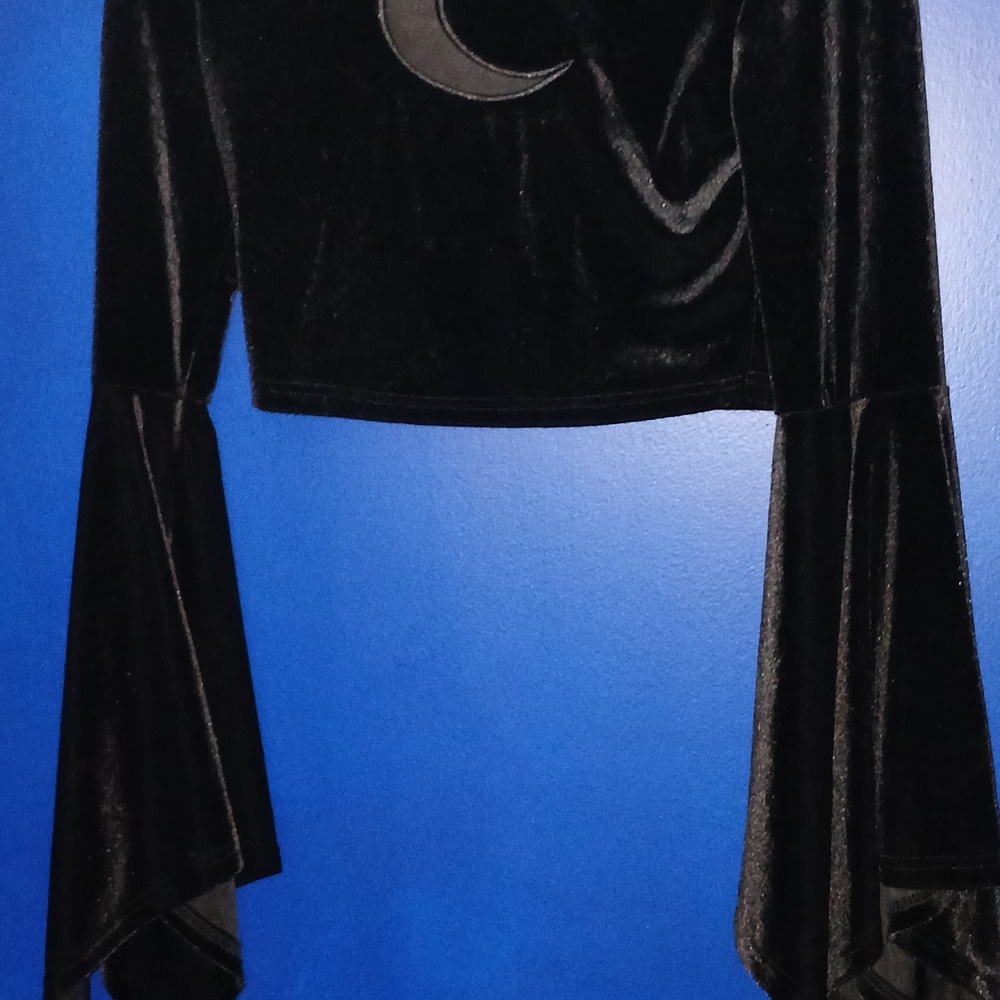 ROMWE Black Velvet Crescent Crop Top with Flared Sleeves - Picture 2 of 3